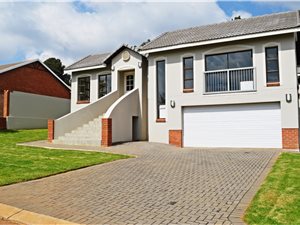 3 Bedroom House in Rietvlei Heights Country Estate