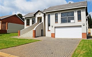 3 Bedroom House in Rietvlei Heights Country Estate