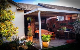 2 Bedroom Simplex in Willowbrook