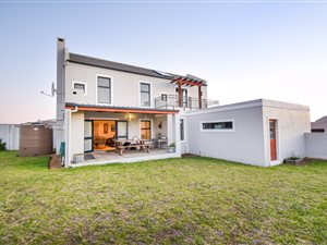 3 Bed House in Kelderhof Country Village