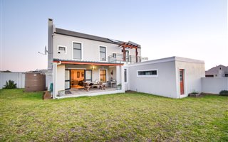 3 Bedroom House in Kelderhof Country Village