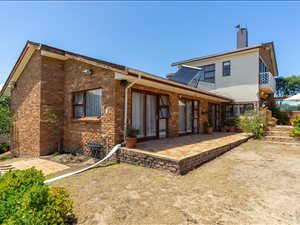 4 Bedroom House in Van Riebeeckstrand