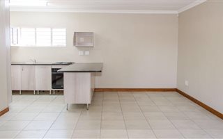 1 Bedroom Garden Cottage in Magalieskruin