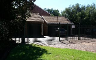 2 Bedroom Simplex in Pierre van Ryneveld