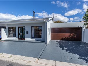 3 Bed House in Bergvliet