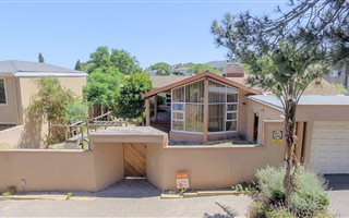 6 Bedroom House in Plattekloof