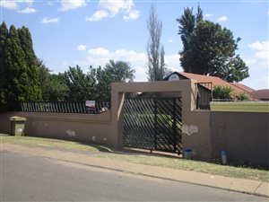 3 Bed House in Zakariyya Park