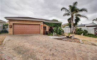 3 Bedroom House in Protea Heights