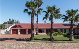 4 Bedroom House in Duynefontein