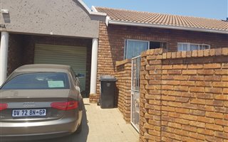 2 Bedroom Townhouse in Rooihuiskraal North