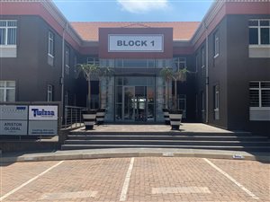 231 m² Commercial space in Fourways