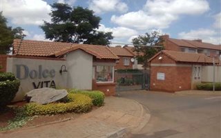 2 Bedroom Townhouse in Die Hoewes