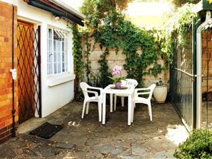 1 Bed Garden Cottage in Muckleneuk