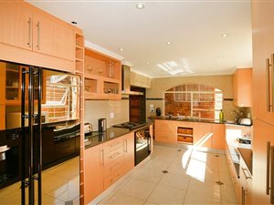 5 Bed House in Bruma