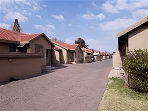 3 Bed Townhouse in Vanderbijlpark SE