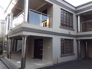 12 Bed House in Flora Park