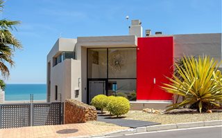 5 Bedroom House in Bloubergstrand