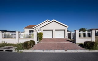4 Bedroom House in Eikenbosch