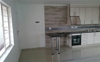 Bachelor apartment in Brackendowns