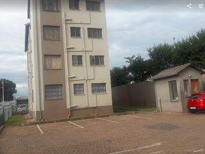 2 Bed Flat in Roodepoort West