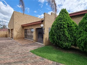8 Bed House in Aviary Hill