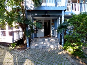 8 Bed House in Old Place