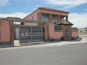 5 Bed House in Malibu Village