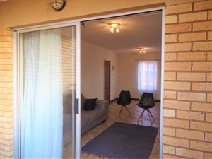2 Bed Apartment in Die Hoewes