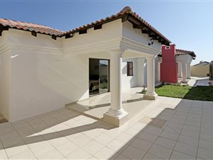 4 Bed House in Riverside View