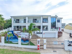 10 Bedroom House in Humewood