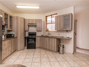 3 Bed Apartment in Elarduspark