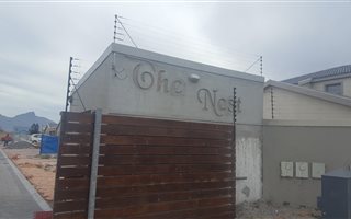 2 Bedroom Apartment in Grassy Park
