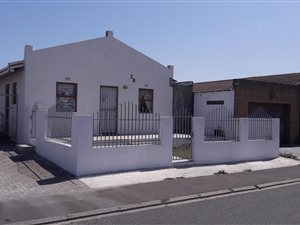 4 Bed House in Pelikan Park