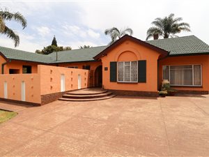3 Bed House in Van Riebeeck Park