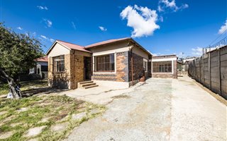 12 Bedroom House in The Hill