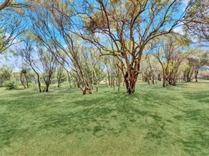 4002 m² Land available in North Riding