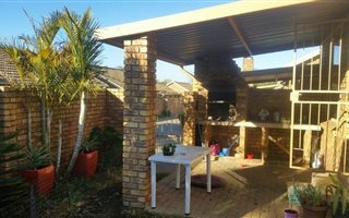 2 Bedroom Townhouse in Rooihuiskraal North