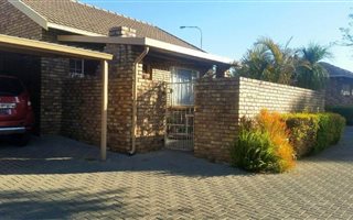 2 Bedroom Townhouse in Rooihuiskraal North