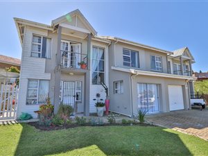 3 Bed House in Dana Bay