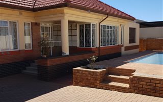 6 Bedroom House in Robertsham