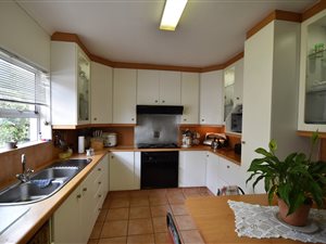 6 Bed House in Walmer Estate