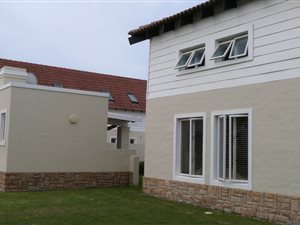 2 Bed Apartment in Keurboomstrand