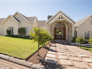 6 Bed House in Kingswood Golf Estate