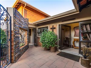 7 Bed House in Pinehaven