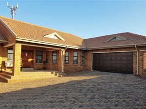 3 Bed House in Heuningklip