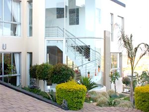 5 Bed House in Featherbrooke Estate