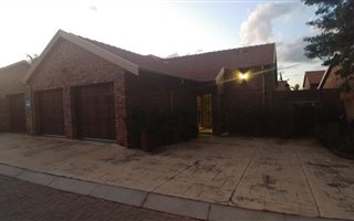 2 Bedroom House in Magalieskruin