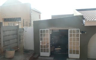 1 Bedroom Garden Cottage in Noordheuwel