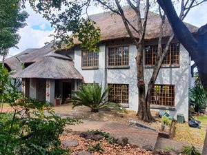 6 Bed House in Val de Grace