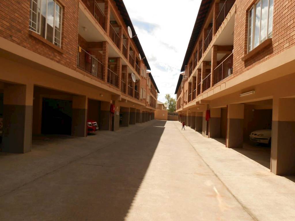 2 Bed Apartment In Rustenburg R 5500 For Re